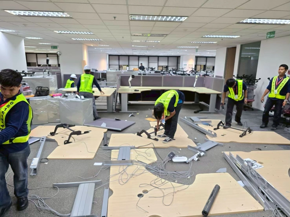 ผลงานการรื้อถอดขนย้ายประกอบติดตั้งเฟอร์นิเจอร์โต๊ะทำงาน